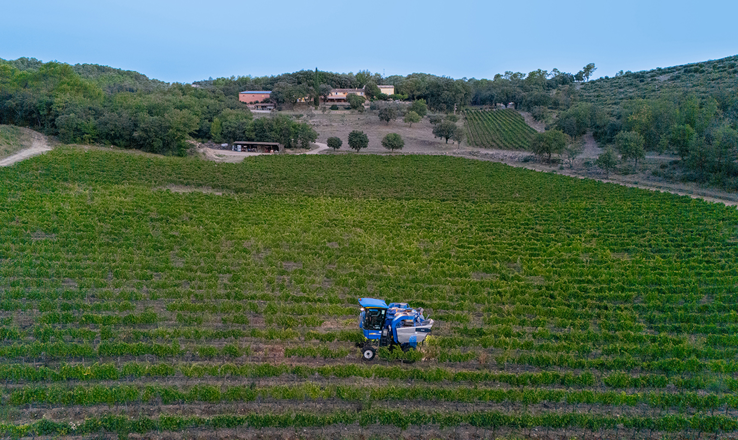domaine-de-l'amaurigue-harvest-field-tractor